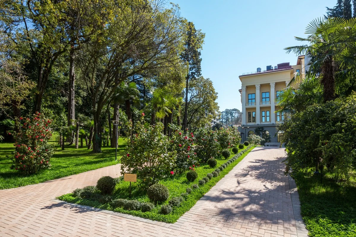 Аллея и зелёная территория парка